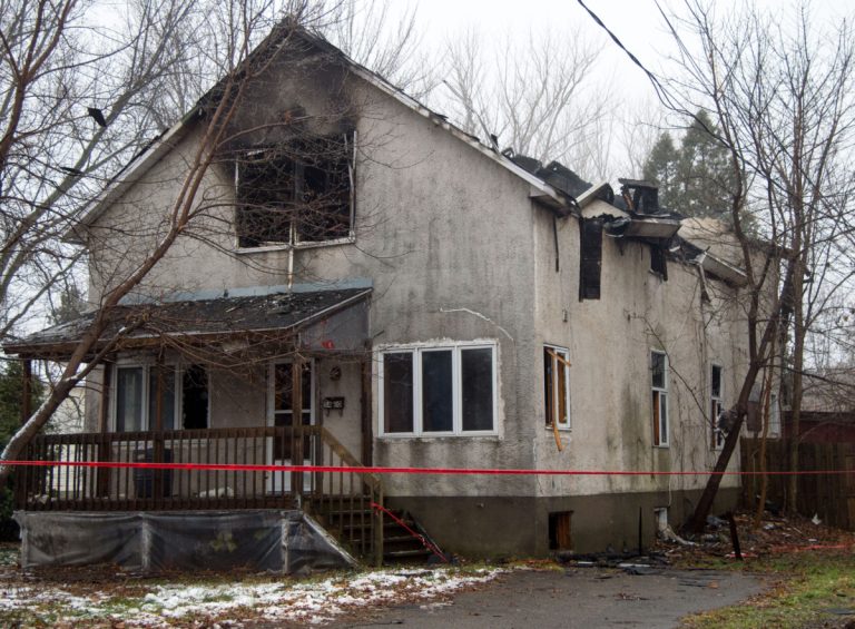La maison du 5420, boulevard Arthur-Sauvé sera rasée par une pelle mécanique cet après-midi.