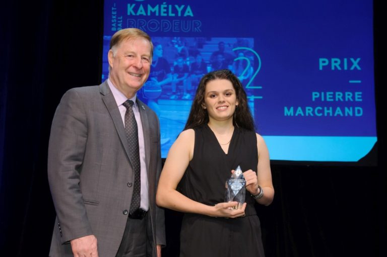 Plus de 160 lauréats au Mérite sportif lavallois Kamélya Brodeur reçoit le trophée Pierre-Marchand des mains du maire Demers.
