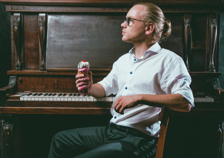 Avec son piano solo, Rousso aime proposer une musique très rythmée non sans humour en équilibre sur les traditions classique, jazz et populaire.