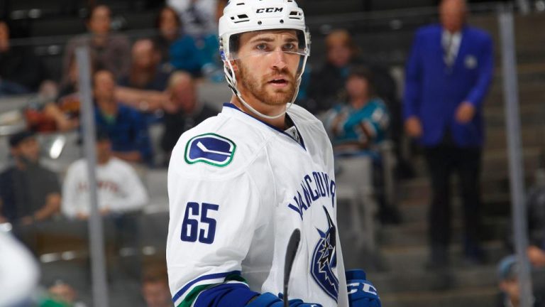 Alexandre Grenier rappelé par les Canucks Alexandre Grenier a porté l'uniforme des Canucks, le 25 février.