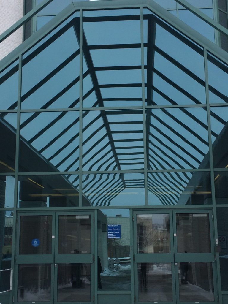 Un homme tente de se suicider devant le juge La vie de l'homme est maintenant hors de danger.