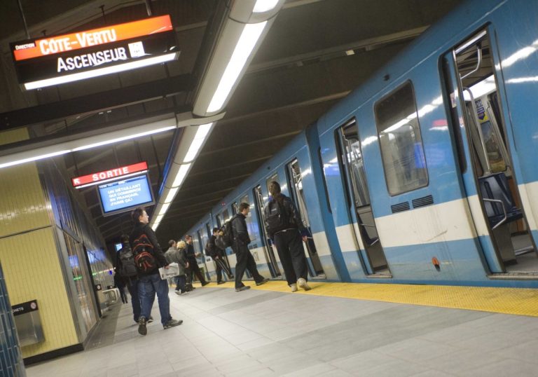 Plus de 80 millions de passages à Laval depuis l’avènement du métro Les stations lavalloises ont été les premières à bénéficier d'ascenseurs et de la politique d'incorporer les arts à l'architecture.