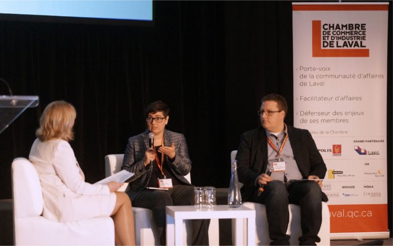 Vers une symbiose industrielle lavalloise Sur le plateau du colloque de la CCIL portant sur le développement durable, on retrouve dans l'ordre habituel Marie-Claude Lavallée, animatrice, Karine Bourgeois, coordonnatrice Symbiose industrielle chez Synergie économique Laurentides, et Maxime Veillette, directeur, environnement opérations portuaires et sécurité à la Société du parc industriel et portuaire de Bécancour.