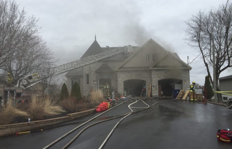 Plus de 550 000 $ de dommages dans un incendie et une fuite de gaz Les pompiers sont restés de longues heures devant le bâtiment résidentiel de Saint-François pour éviter toute reprise des flammes.