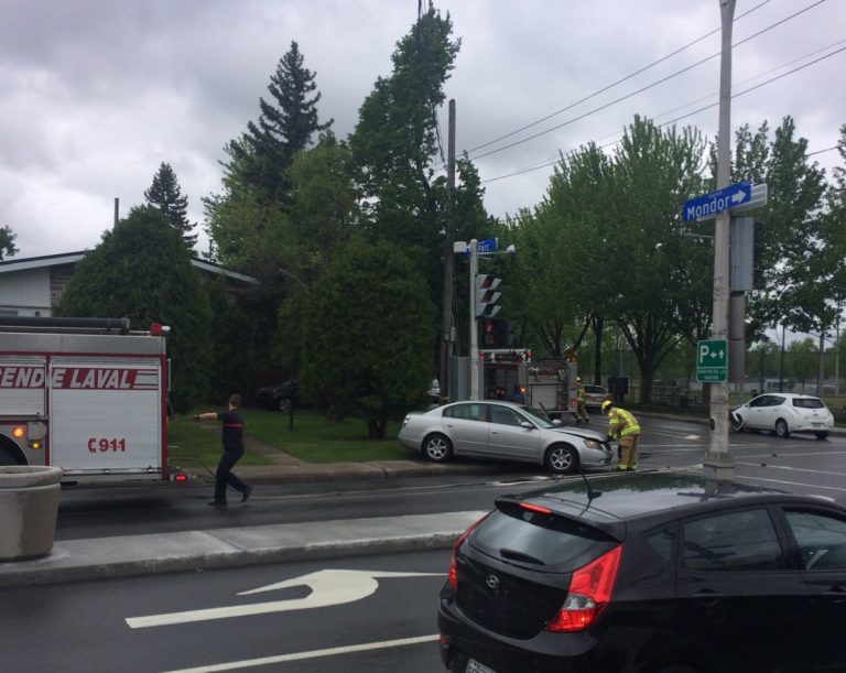 Blessés dans un accident près du Centre de la nature Un des conducteurs s'est retrouvé dans une fâcheuse posture après cet accident impliquant trois véhicules.