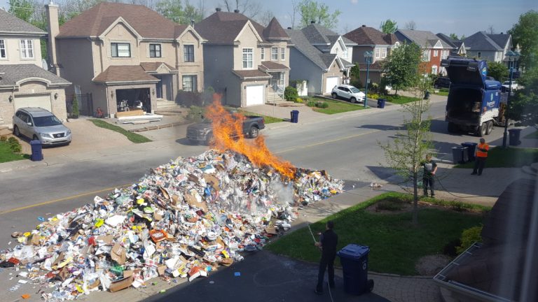 Le feu prend dans un camion de recyclage Quatre pompiers ont été nécessaires pour maîtriser les flammes.