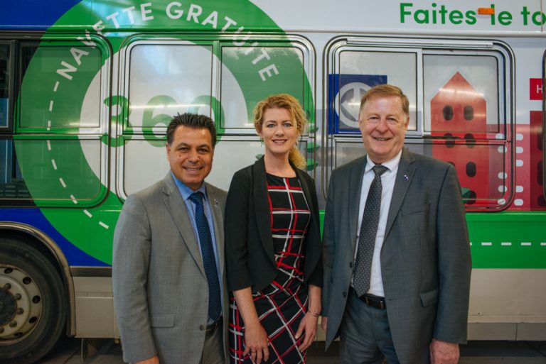 Le bus touristique en service tout l’été Geneviève Roy, présidente directrice générale de Tourisme Laval, entourée du président du conseil d’administration de la STL, David De Cotis, et du maire Marc Demers.