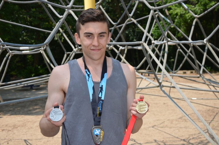 Alexandre Closset montre fièrement ses médailles.