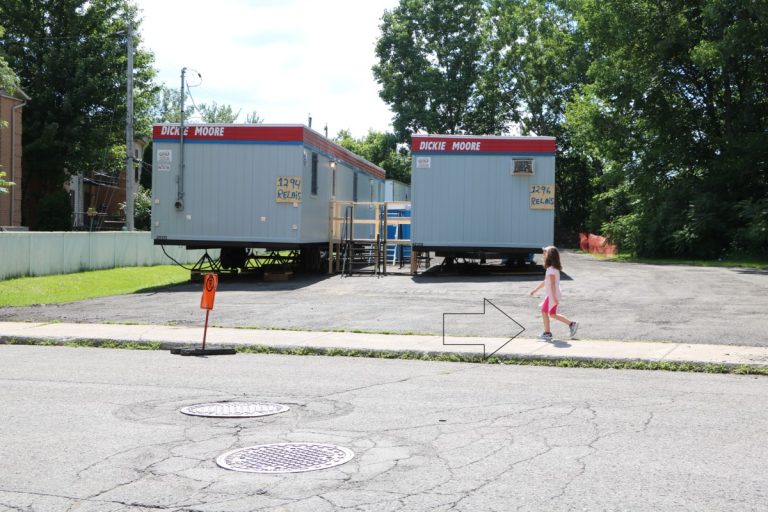 Des citoyens voisinant avec le parc Jolibourg en colère Des citoyens de la rue Du Relais, qui veulent retrouver la vue et leur accès direct au parc Jolibourg par le boisé, réclament la relocalisation des roulottes de chantier et la remise en état de l'espace gazonné, aujourd'hui remplacé par un revêtement routier.