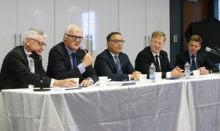 21 M$ pour une nouvelle biotech Dans l'ordre habituel, on reconnaît Jean-François Leprince, associé directeur au Fonds CTI Sciences de la Vie, Normand Chouinard, premier vice-président Investissements au Fonds de solidarité FTQ, Frédéric Fasano, directeur général de Servier Canada, le maire Marc Demers et Mark Beaudet, président du conseil d'administration d'Ilkos Thérapeutique.