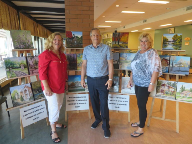Marielle Villeneuve, membre du comité organisateur du Symposium de Sainte-Rose, Pierre Desrochers, président de l’Association des bénévoles du Centre d’hébergement Rose-de-Lima, et Carole Faucher, présidente de Rose-Art.