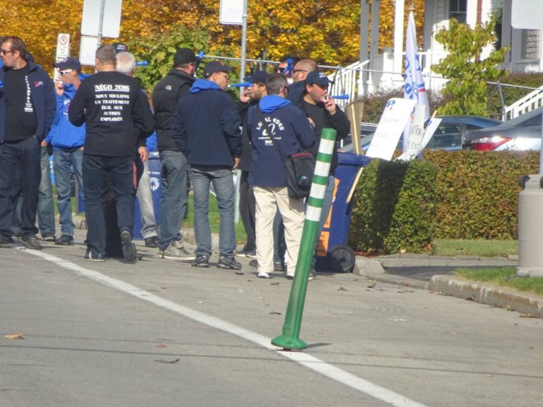 Des cols bleus s'étaient donné rendez-vous devant le domicile de David De Cotis.