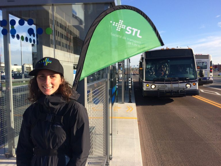 Les usagers apprécient les stations centrales de la STL Avec ses collègues de brigade d’information de la STL, Leïla Chevrier-Foundy a informé et dirigé de nombreux usagers pour l'usage de ces nouvelles stations d'autobus.