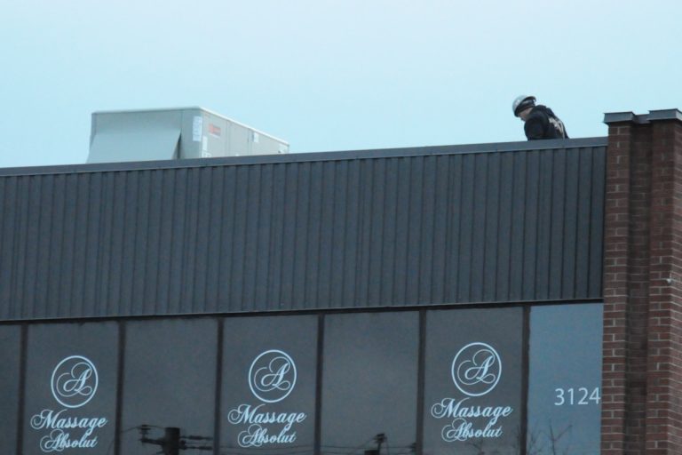 Le Salon de massage érotique Absolut dans le parc industriel Centre a été la proie des flammes, le 25 novembre au soir.