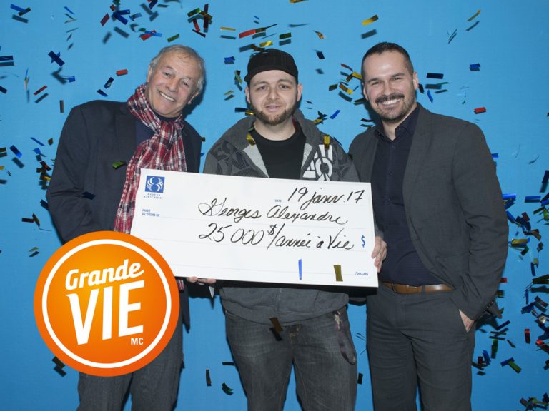 Une rente de 25 000 $ à vie, voilà la bonne nouvelle que Georges-Alexandre Roy-Ahmarani a apprise en début d'année. Il pose en compagnie d'Yves Corbeil et de Patrice Lavoie, directeur corporatif des affaires publiques, des relations de presse et des médias sociaux.