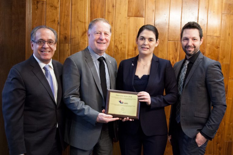 Le nouveau règlement animalier primé De gauche à droite, on reconnaît Dr Jean Gauvin, président de l’Association des médecins vétérinaires (AMVQ) en pratique de petits animaux, le maire Marc Demers, l'élue responsable du dossier de la gestion animalière, Sandra Desmeules, et le directeur de l’AMVQ, Patrick Rouillard.