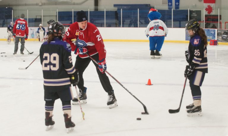 Apprendre avec les joueurs du Rocket Michael McCarron montre quelques trucs aux jeunes hockeyeuses des Rebelles pee-wee AA