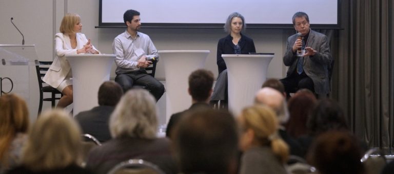 Vincent Bordeleau, de l'Institut du véhicule innovant (IVI), Aline Berthe, du Centre de gestion des déplacements MOBA et Voyagez Futé, et Pierre Lavigueur, de la Société de transport de Laval, ont pris part au premier panel de discussion du Forum, animé par Marie-Claude Lavallée.