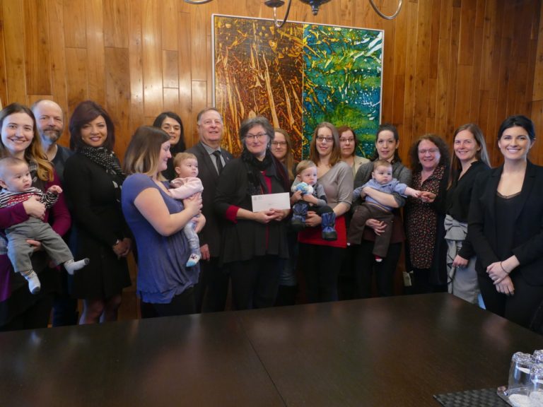 Une aide inespérée pour Mieux-Naître à Laval Ont posé lors de la remise du chèque un grand-papa, des mères de famille avec leurs enfants, Sandra El-Helou, conseillère de Souvenir-Labelle et membre associée du comité exécutif, Sandra Desmeules, membre du comité exécutif responsable du dossier et conseillère de Concorde-Bois-de-Boulogne, le maire Marc Demers, Angèle Trudeau, présidente de MNL, Lysane Grégoire, directrice générale de MNL, Virginie Dufour, membre du comité exécutif et conseillère de Sainte-Rose, et Isabella Tassoni, conseillère de Laval-des-Rapides.