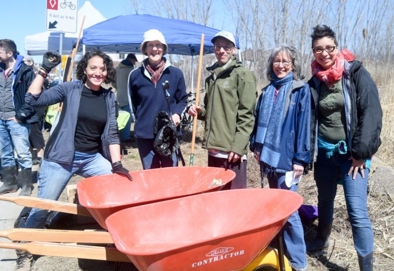 «Pour nous, le Jour de la Terre c’est tous les jours» – Angela Aurucci Les organisateurs derrière la corvée menée dans le bois du Souvenir, dans l'ordre habituel: Angela Aurucci (Quartier vert du Marigot), Denise Leahy et Daniel Desroches (Amis du Boisé du Souvenir), Diane Mongeau (En harmonie avec la Terre) et Roxanne Lavoie (Pas de tours dans ma cour).