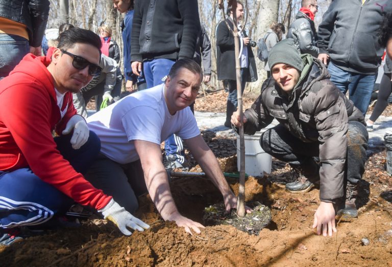 Une plantation protocolaire s'est déroulée au bois Papineau dans le cadre des célébrations lavalloises du Jour de la Terre, le 22 avril.