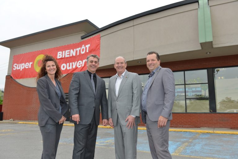 3 M$ pour la conversion du Marché Dunn Dans l'ordre habituel, on reconnaît Sophie Labrosse, directrice des opérations chez Super C, Michel Poissant, conseiller municipal de Vimont, Jean-Guy Tremblay, vice-président principal de la division Super C, et Stéphane Houle, représentant de la Chambre de commerce et d’industrie de Laval.