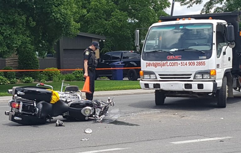 Malgré la violence de l'impact, la vie du motocycliste est hors de danger.	