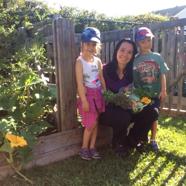 Éloïse et Laurent, du CPE Le vent dans les voiles, sont très heureux de découvrir comment leur cuisinière, Mélissa Potvin, apprête les légumes, fines herbes et fleurs de leur jardin.