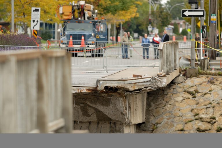 L'incompréhension régnait dans le quartier après que la portion sud du viaduc de la Concorde se fut effondrée sur l'autoroute 19. La circulation a été perturbée pendant des mois, le temps de reconstruire cette partie du boulevard du même nom.