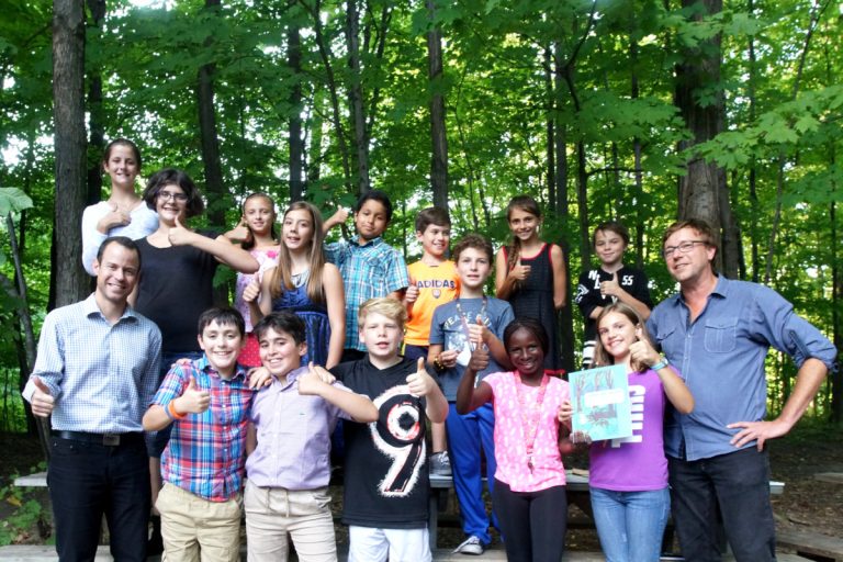 Des élèves réalisent une œuvre collective du bois Papineau Les élèves de l'enseignant Patrick Bodnar ont rédigé un livre.