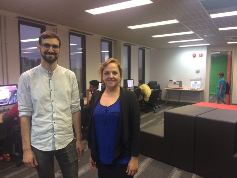 François-Guillaume Fournier, bibliothécaire médiation numérique, et Rachel Sansregret, responsable services professionnels dans le nouvel espace multimédia de la bibliothèque Multiculturelle.