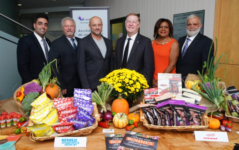 La Table de développement agroalimentaire se renouvelle Dans l'ordre habituel, Ray Khalil (élu responsable du secteur agricole), Jacques Beaupré (directeur régional du MAPAQ), Silvio Manfredi (adjoint au directeur régional du CISSS – Direction de la santé publique), le maire Marc Demers, Jocelyne Frédéric-Gauthier (élue) et Gilles Lacroix (président du Syndicat local de l’UPA-Laval).