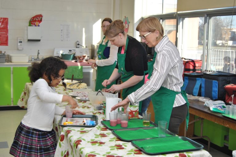 Les aînés font du bénévolat auprès des enfants.
