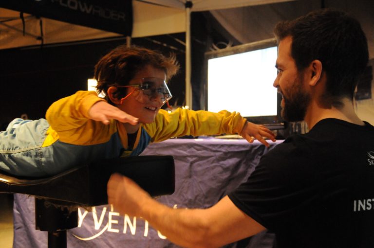 Le Salon Jouons en dedans double l’achalandage Ahmed Aziz, 6 ans, a été initié à la technique de la chute libre au kiosque de Sky Venture.