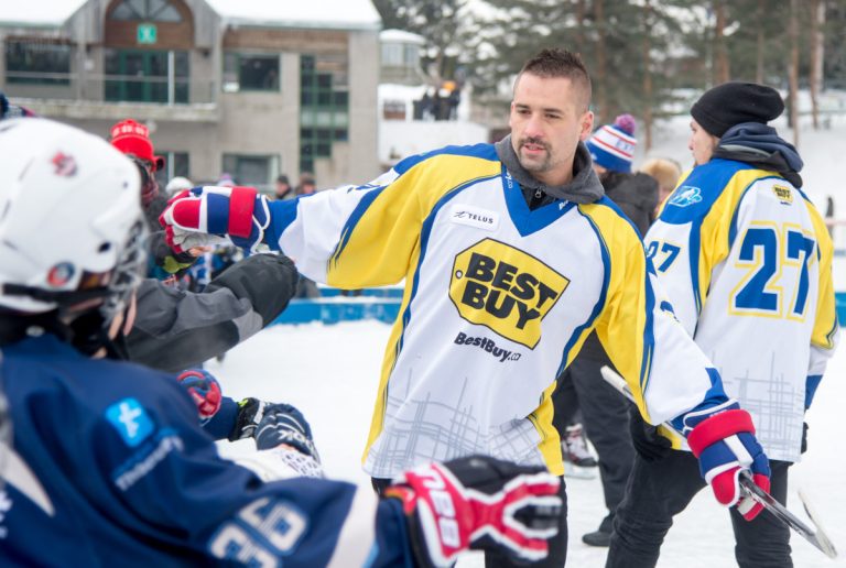Tomas Plekanec a fait son entrée en donnant la main aux jeunes hockeyeurs massés le long de la bande.
