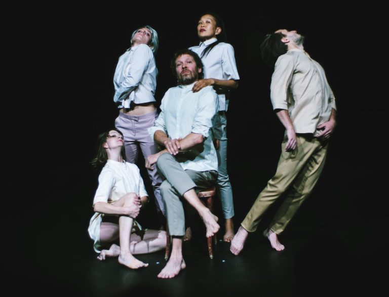 Plusieurs générations de danseurs se rencontrent dans cette œuvre poétique et dynamique créée en novembre 2016.