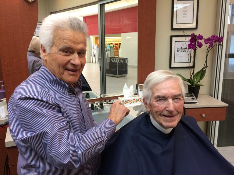 Ici en compagnie de son client Onil Toupin, Tony Testa demeure fidèle au poste depuis l'ouverture du Centre Laval.