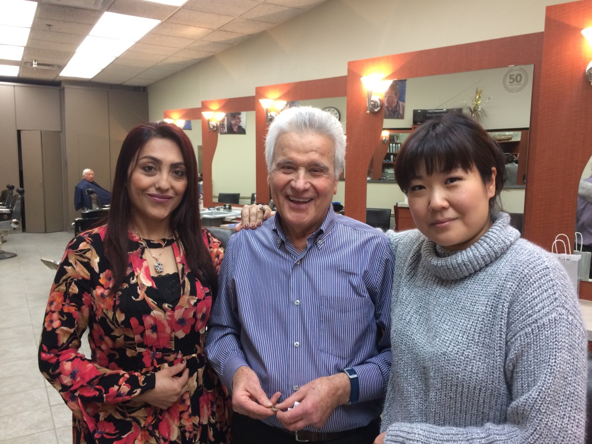 Un Tony Testa heureux avec ses employées Marina Shin et Mastoora Wafa.