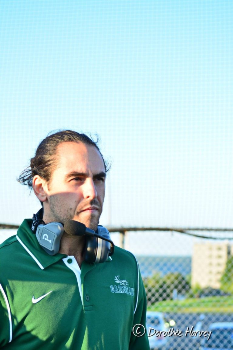 David Caron poursuit sa carrière avec les Ravens David Caron a accepté l'offre des Ravens de Carleton.