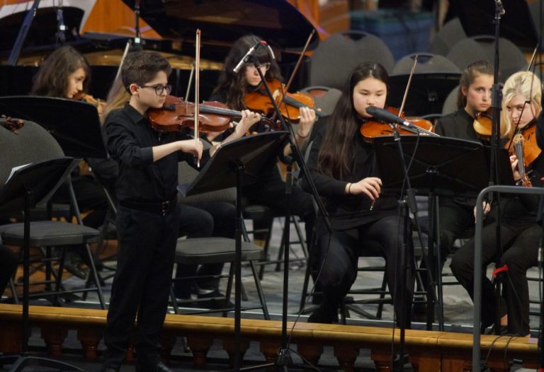 Plus de 800 personnes au 6e Concert pour l’Avenir Depuis 30 ans, la Commission scolaire de Laval offre un programme musical à volet cordes, vents et guitares unique au Québec.