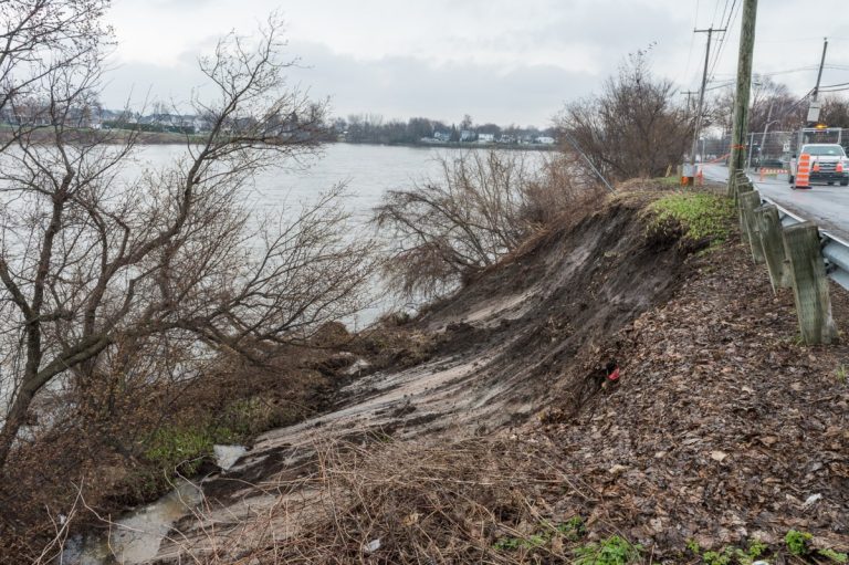 Glissement de terrain: le secteur affecté était connu des autorités L'affaissement de la berge en bordure de la rivière des Mille-Îles, hier en fin de journée, a entraîné la fermeture complète du boulevard du même nom sur une distance de 100 mètres avoisinant l'église de la paroisse Saint-François-de-Sales.