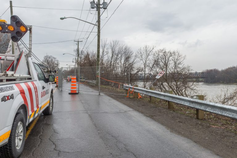 Réouverture partielle du boulevard des Mille-Îles Le tronçon du boulevard des Mille-Îles qui avait été complètement fermé à la circulation vendredi soir en raison d'un glissement de terrain a été partiellement rouvert à la circulation hier soir.