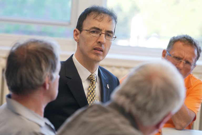 Un élu aidera les aînés à remplir le formulaire de demande Pierre Anthian, conseiller municipal de Laval-des-Rapides.