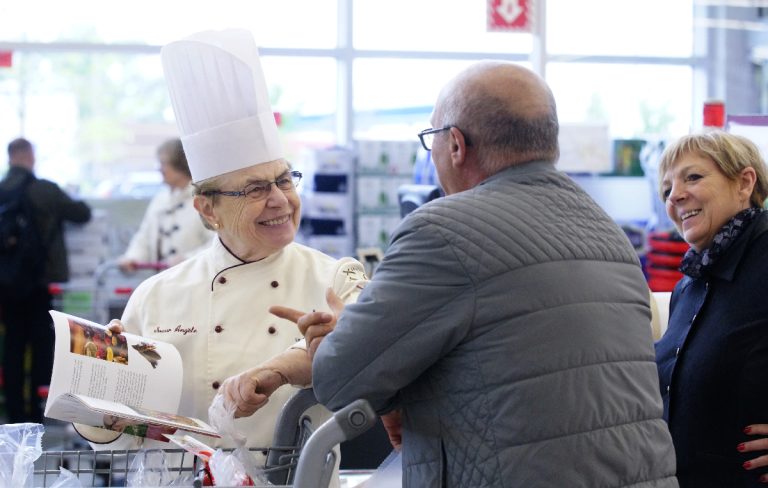 Avant de s'envoler pour un tournage dans la Vénétie qui l'a vue naître et grandir, Sœur Angèle s'est arrêtée en sol lavallois, prodiguant conseils et autographiant son dernier livre.
