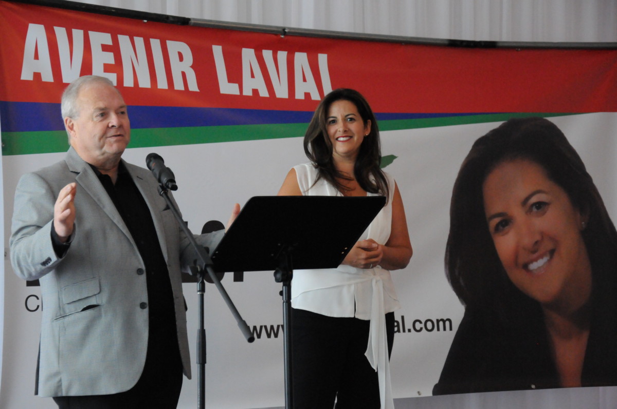 La chef du parti Avenir Laval et candidate à la mairie, Sonia Baudelot, en présence d