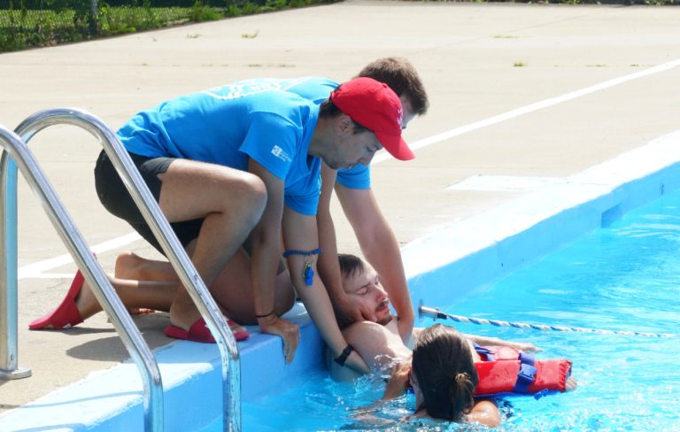 Les sauveteurs simulent des cas de sauvetage  tous les jours.