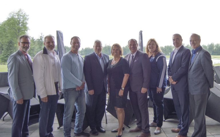 Un rendez-vous sur les allées du Fontainebleau Sur la photo, on reconnaît Yves Carignan, Collège Montmorency, Robert Luxenberg, Résidences étudiantes Montmorency, Yves Latour, Sportmax, Daniel Filteau, de Givesco, Louise Marie Brousseau, de la Fondation du Collège Montmorency, Denis Caissy, Groupe Récrégestion, Sylvie Laflamme, Fondation du Collège Montmorency, Ronald Racicot, ROY, et Hervé Pilon, Collège Montmorency. Luc Dupont, GardaWorld,  est absent sur la photo.