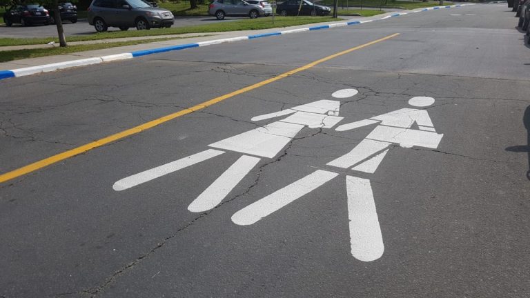 De nouvelles mesures pourront ralentir les véhicules Le marquage aux abords des parcs et des écoles vise à capter l'attention des conducteurs.