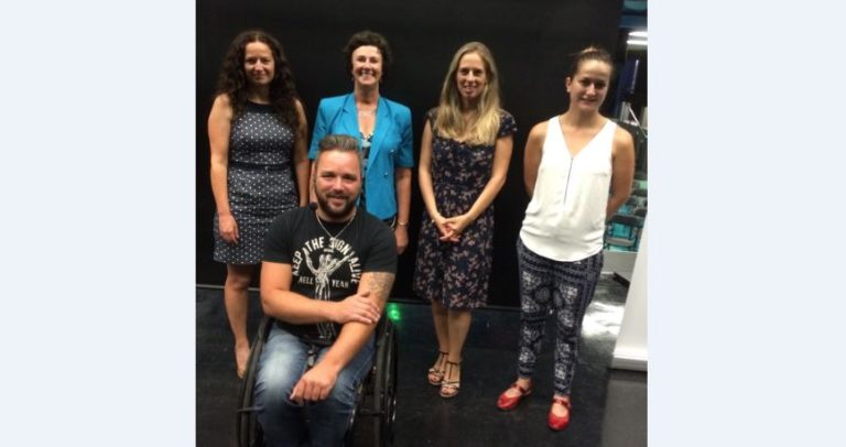 Un accident de travail qui a tout changé Marie-Claude Béliveau, directrice prévention-inspection CNESST Laval, Manon Galipeau, responsable des communications CNESST Laval, Geneviève Le May, conseillère prévention jeunesse CNESST Laval, et Marie-Hélène Pélissier, conseillère en formation CFP Polymécanique Laval, entourent le conférencier Jonathan Plante.