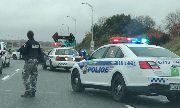 L'homme a été menotté vers 12h40.